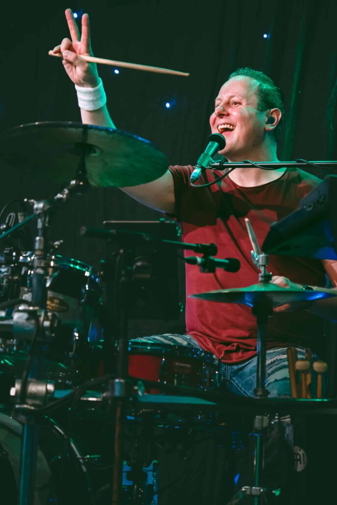 BlindDate Drummer gibt freudig Handzeichen