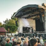 Open-Air-Konzert im Park mit Publikum.