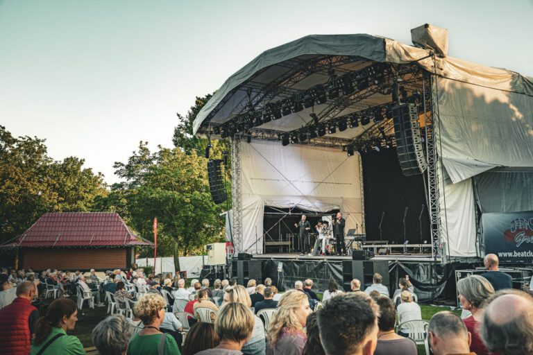 Open-Air-Konzert im Park mit Publikum.