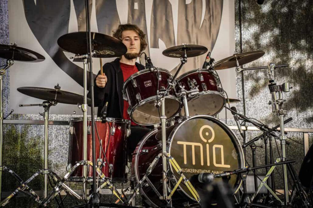 Junger Schlagzeuger bei einem Live-Auftritt.