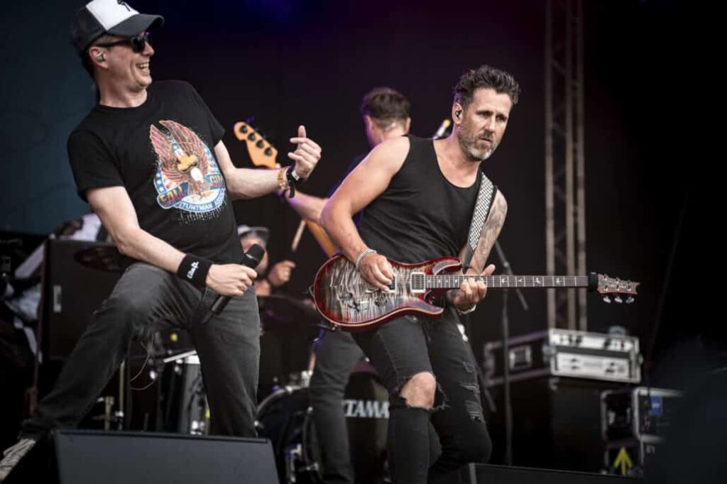 Rockband tritt energiegeladen auf Festivalbühne auf.