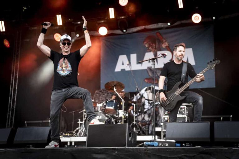 Band spielt live auf einem Musikfestival.