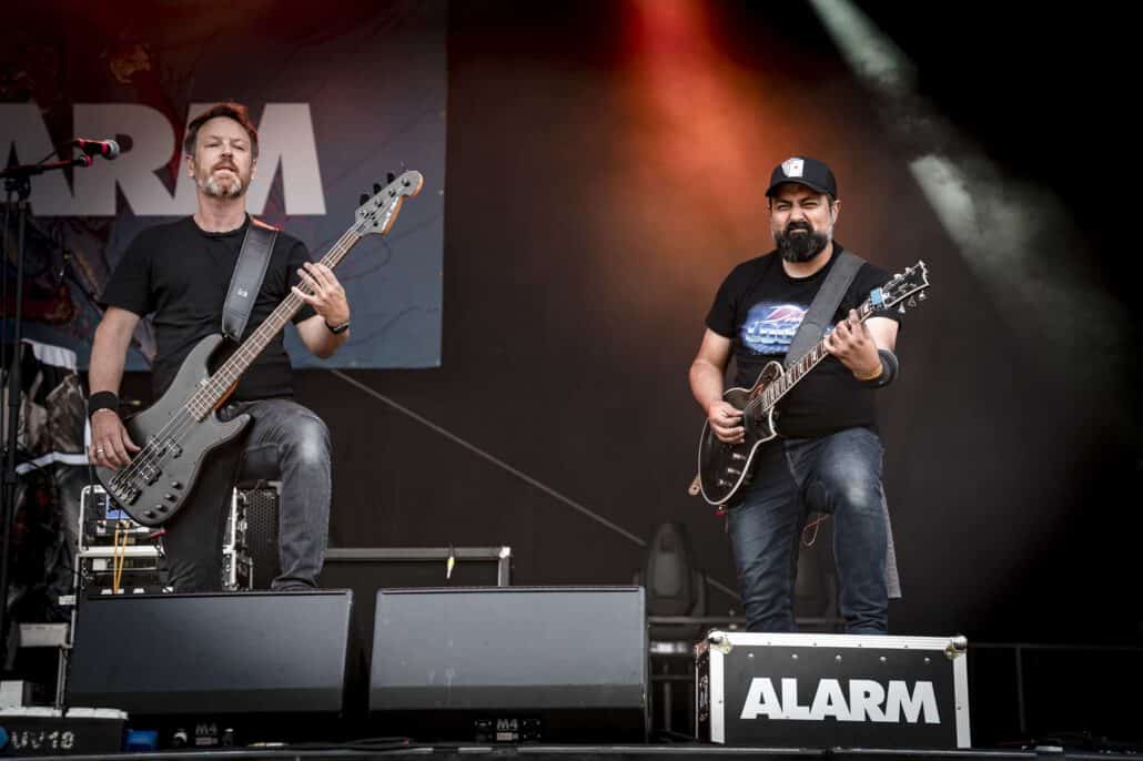 Zwei Gitarristen spielen live auf einem Festival.