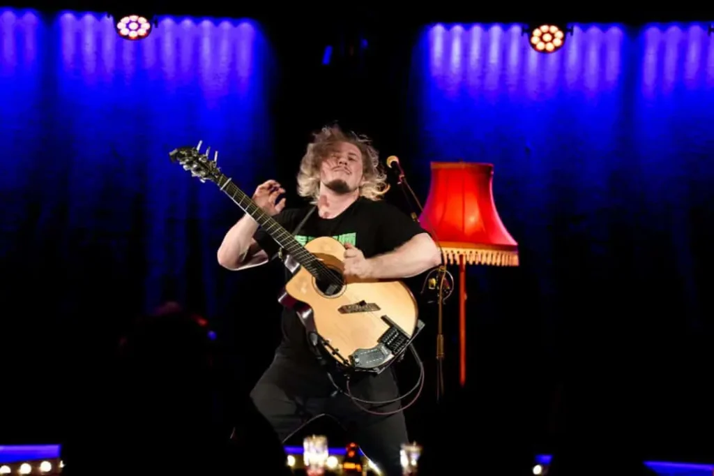Gitarrist rockt Bühne bei Nacht-Konzert.