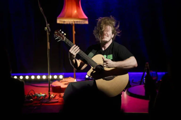 Gitarrist spielt leidenschaftlich auf Bühne.