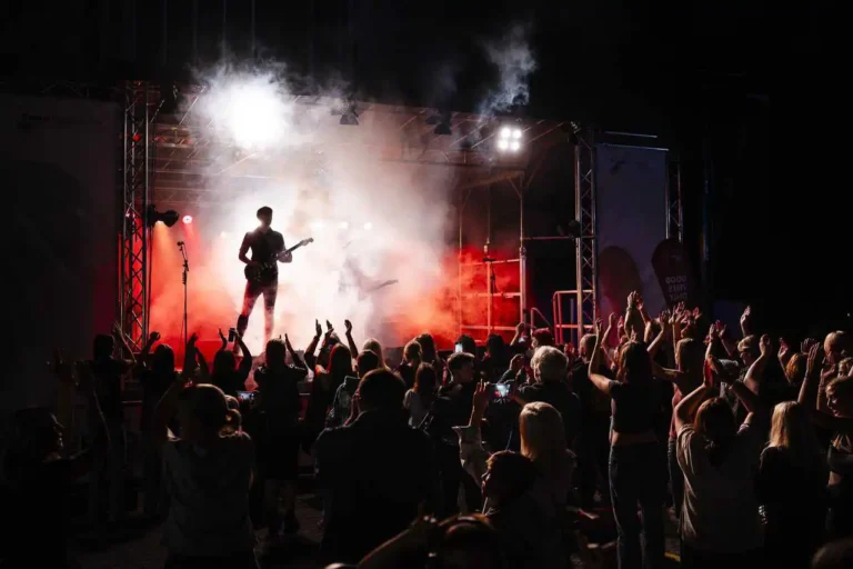 Live-Band auf der Bühne, Symbolbild für echte Konzertatmosphäre trotz KI-Trend