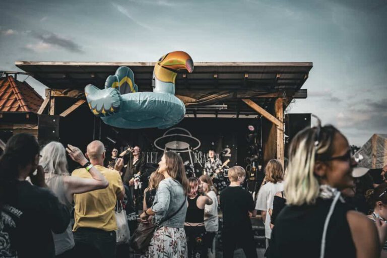 Open-Air-Konzert mit Enten-Schwimmring über der Bühne.
