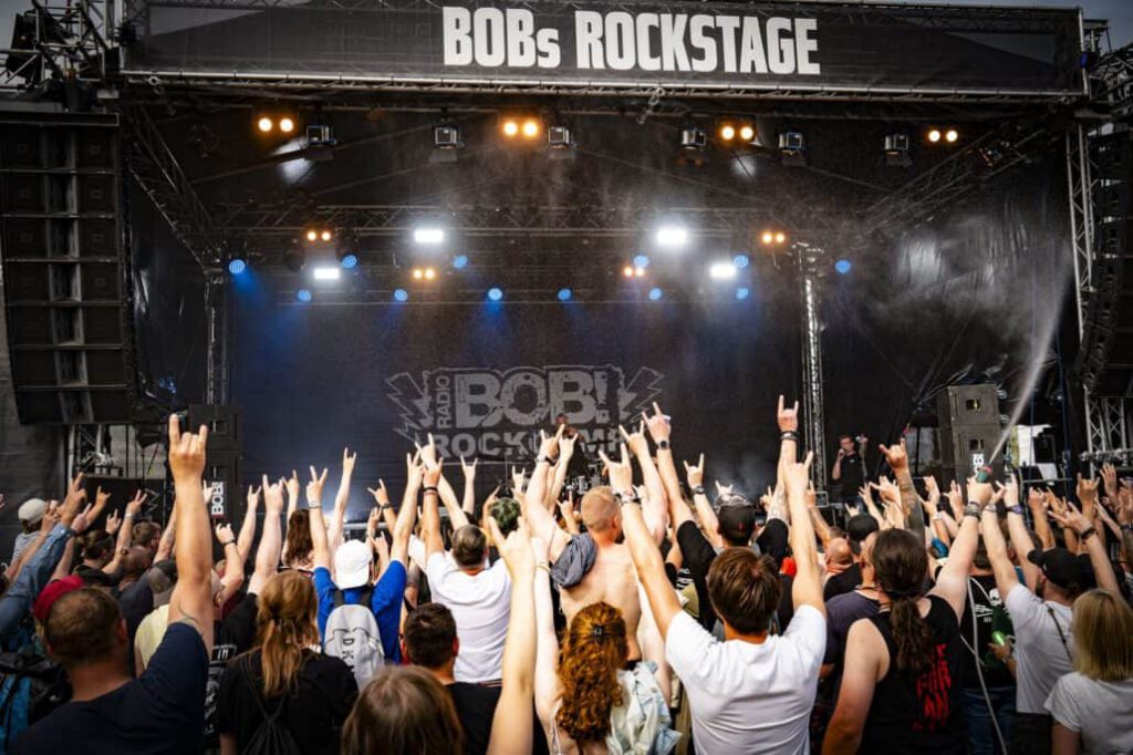 Publikum jubelt bei Rockkonzert auf "BOB's Rockstage".
