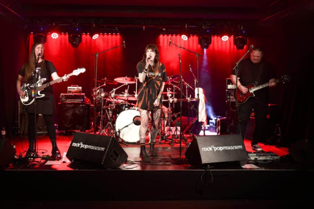 Band spielt Live-Musik auf Bühne.