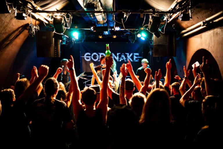 Rockband spielt Live vor begeistertem Publikum.