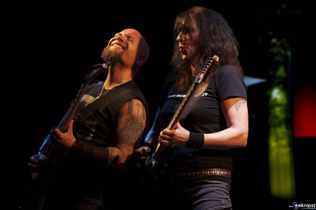 Zwei Gitarristen lachen bei Live-Konzert.