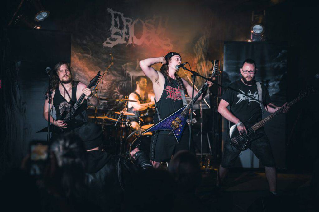 Metal-Band spielt live auf Bühne.