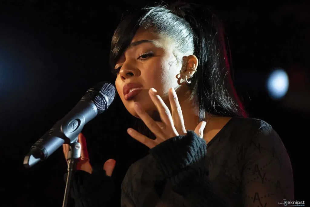 Sängerin performt emotional mit Mikrofon.