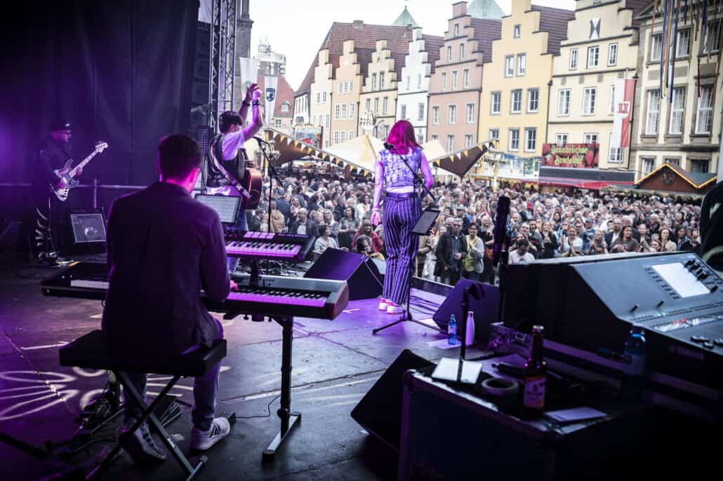 Live-Konzert einer Band auf Stadtplatz.