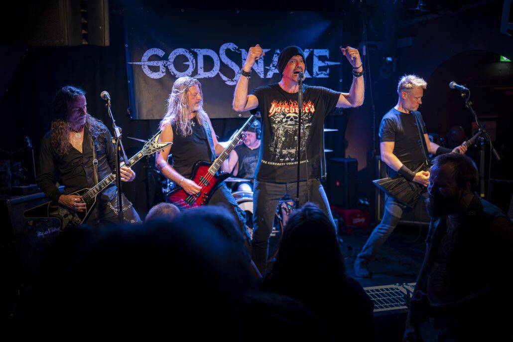 Rockband performt live auf einer Bühne.