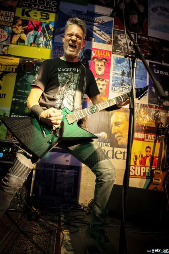 Gitarrist performt leidenschaftlich auf Live-Bühne.