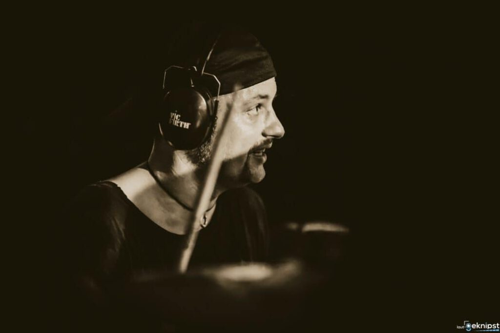 Schlagzeuger mit Kopfhörern in Schwarz-Weiß-Fotografie.