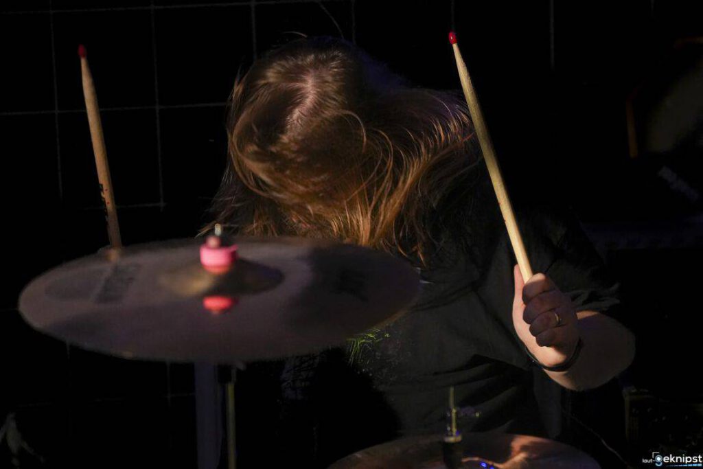 Schlagzeugspielerin im Konzentrierten Einsatz.