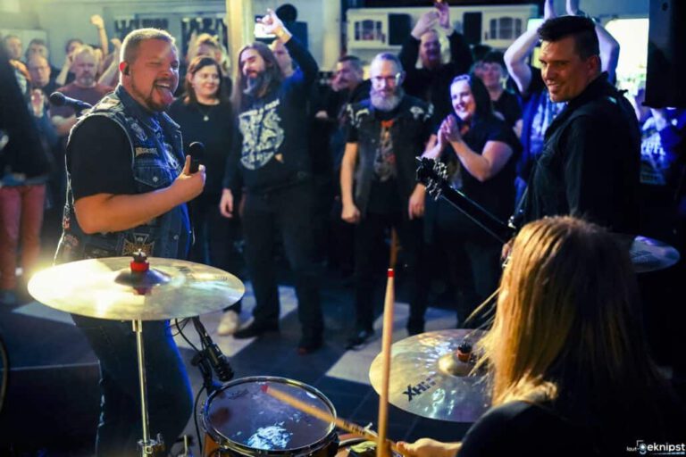Rockband spielt live vor begeistertem Publikum.