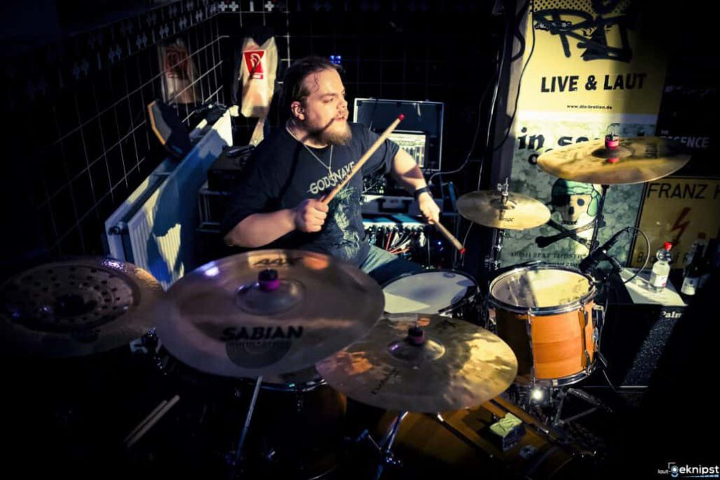 Schlagzeuger performt leidenschaftlich live auf Bühne.