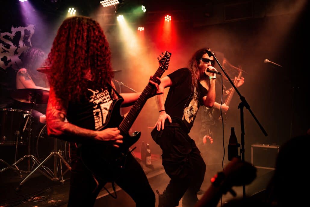 Band spielt energiegeladenen Metal-Konzert.
