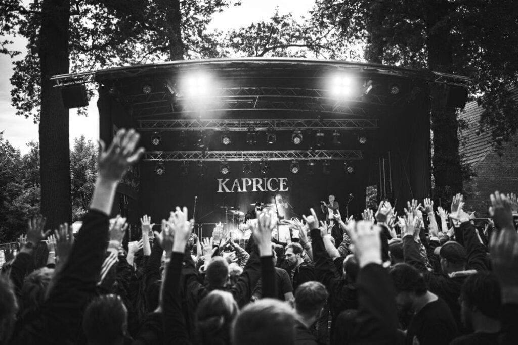 Konzert mit Publikum bei Kaprice-Performance in Schwarz-Weiß.