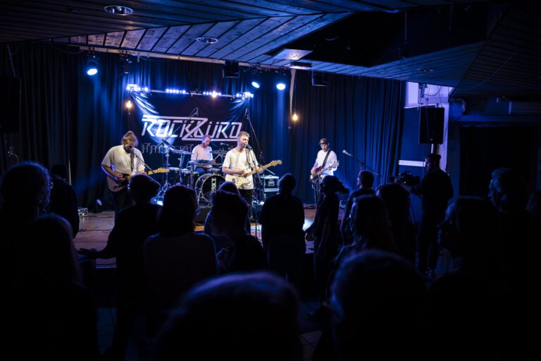 Band spielt Live-Musik auf Bühne im Club.
