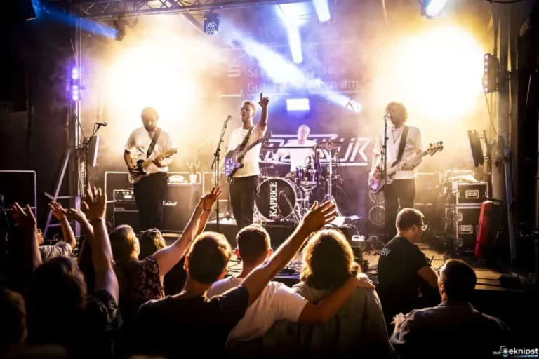 Band spielt live auf Bühne vor Publikum.