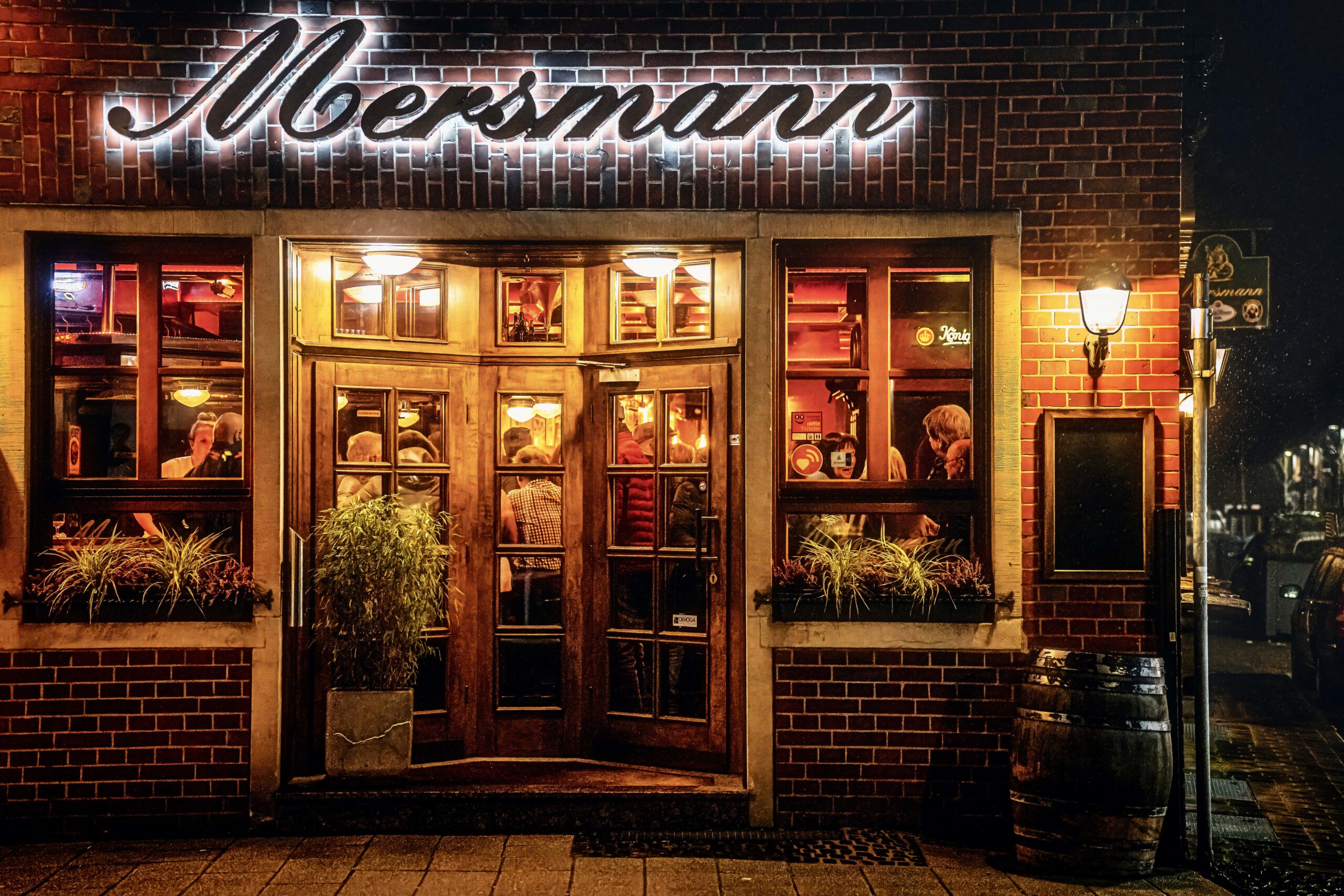 Beleuchtetes Restaurant "Meersmann" bei Nacht.