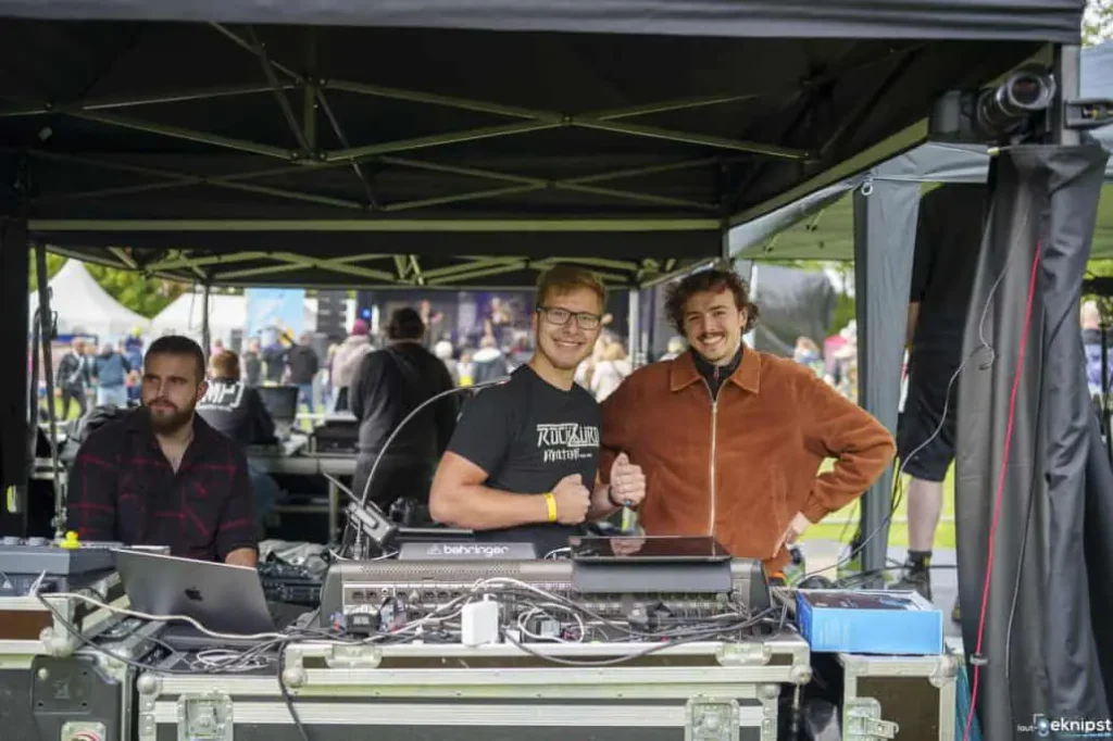 DJ-Duo bedient Mischpult bei Outdoor-Veranstaltung.