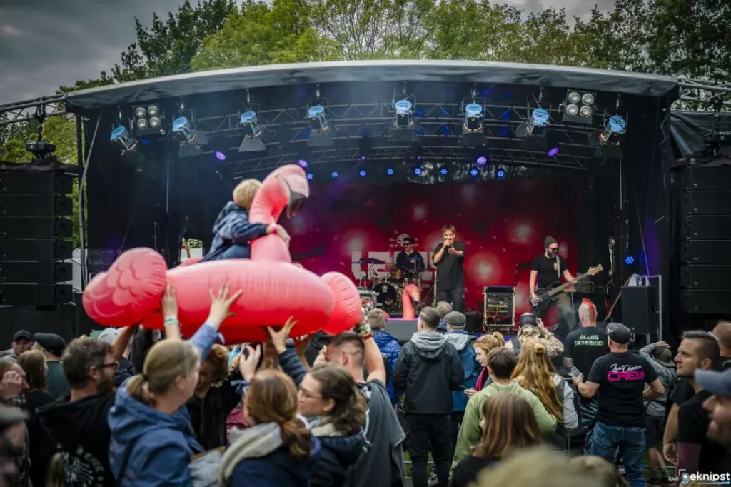 Konzert mit Band und Publikum, Flamingo Luftmatratze.