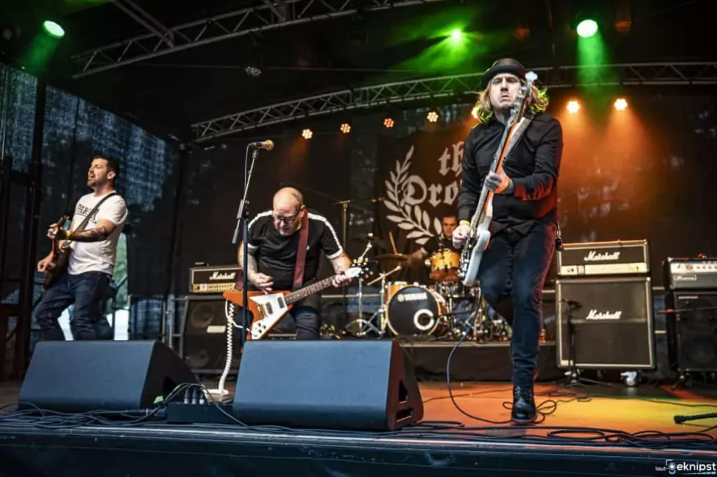 Band spielt Live-Musik auf einem Open-Air-Festival.