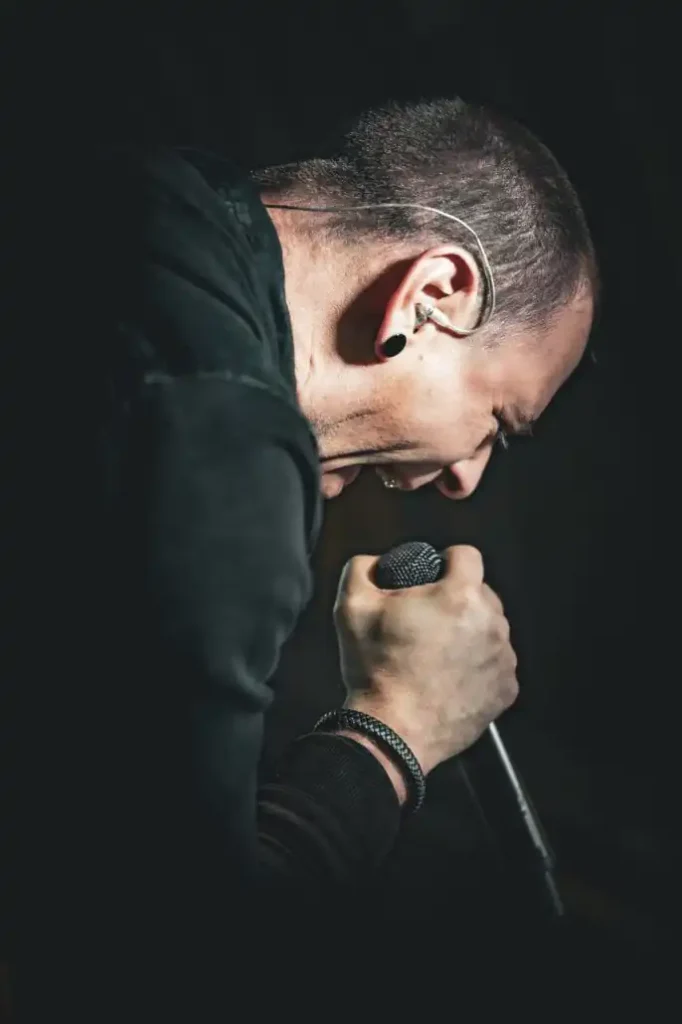 Sänger performt emotional mit Mikrofon.