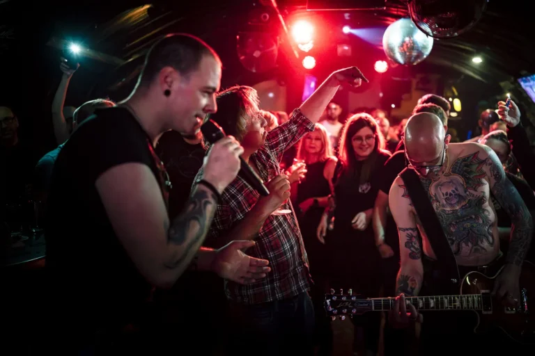 Band spielt live vor tanzender Menschenmenge.