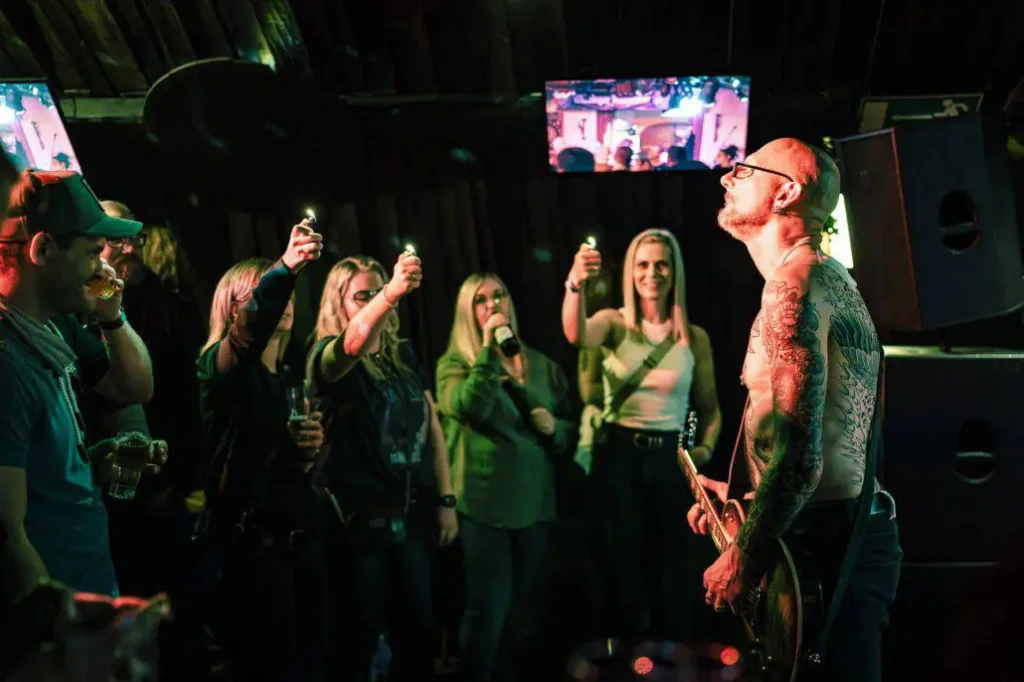 Leute feiern bei Live-Musik in einer Bar.