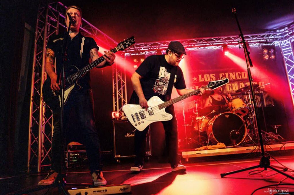 Rockband-Auftritt bei Live-Konzert im Scheinwerferlicht.