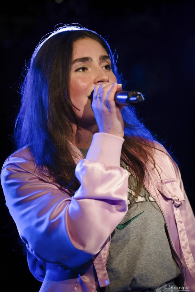 Sängerin performt live auf einer Bühne.