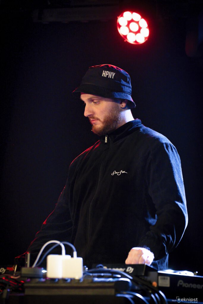 DJ bedient Mischpult bei Live-Veranstaltung.