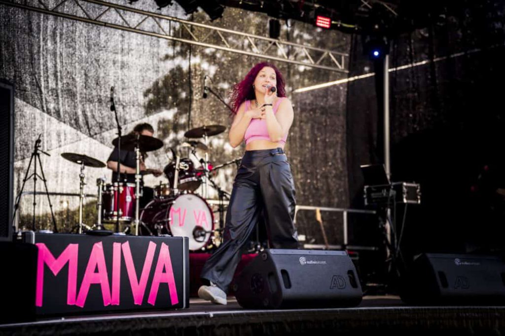 Sängerin performt live auf Musikfestival.