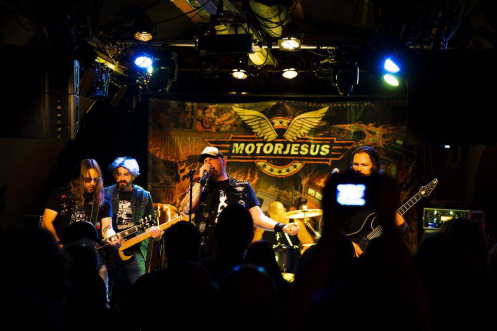 Band Motorjesus spielt Live-Konzert auf Bühne.