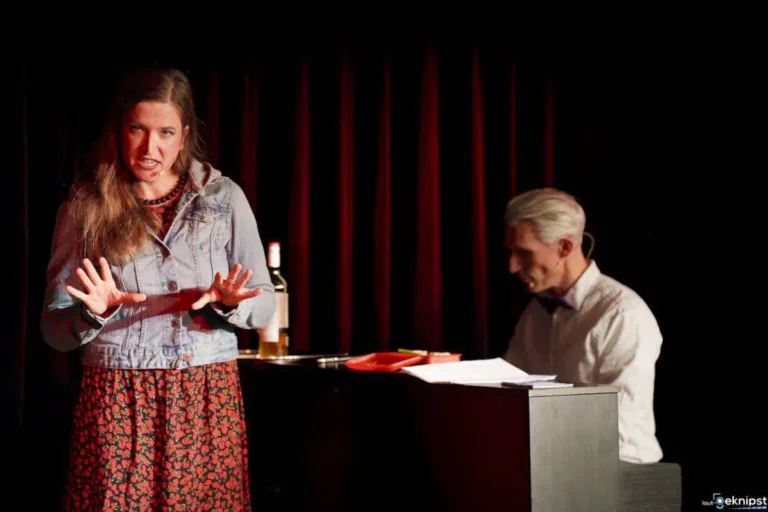 Theateraufführung mit zwei Schauspielern auf der Bühne.
