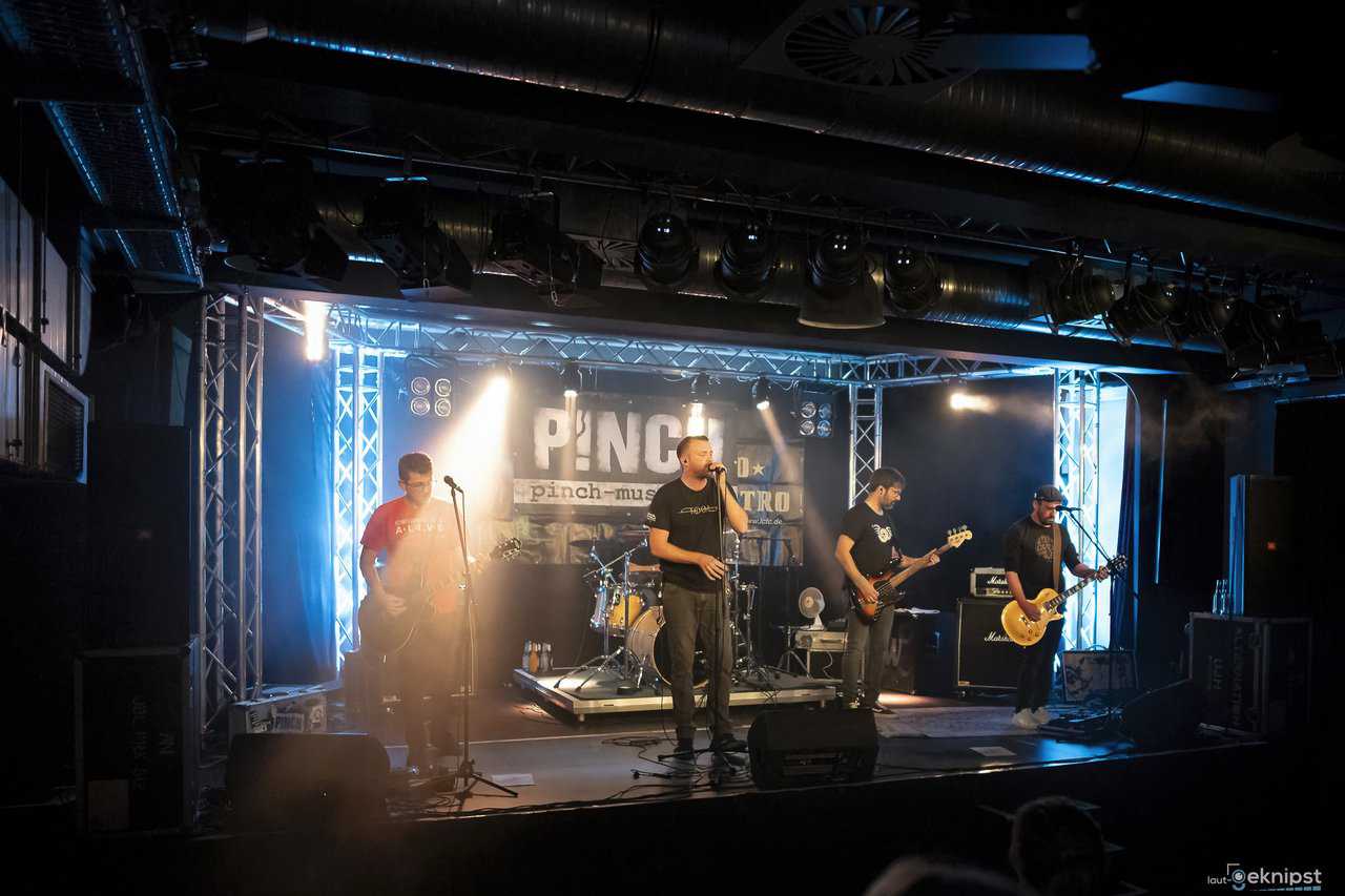 Band spielt Live-Musik auf Bühne.