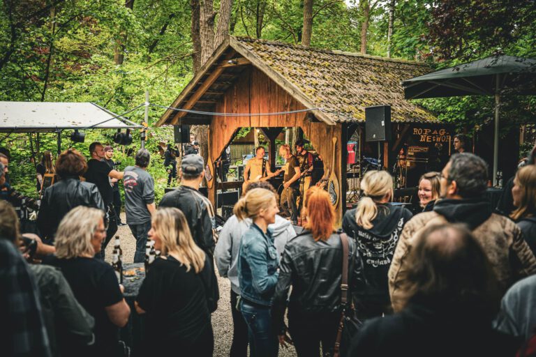 Outdoor-Konzert im Wald mit Zuschauern.