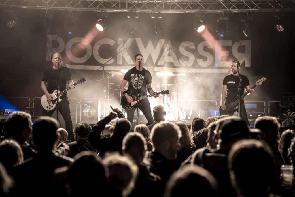 Rockband spielt live vor begeistertem Publikum.