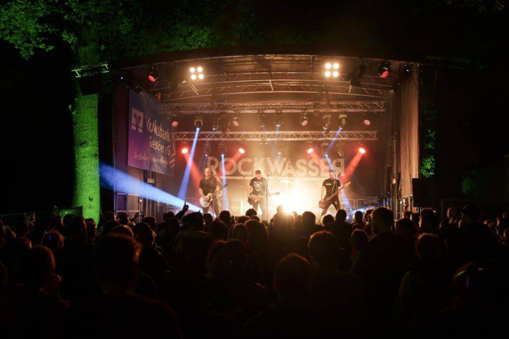 Rockband spielt bei Nacht-Outdoor-Festival.