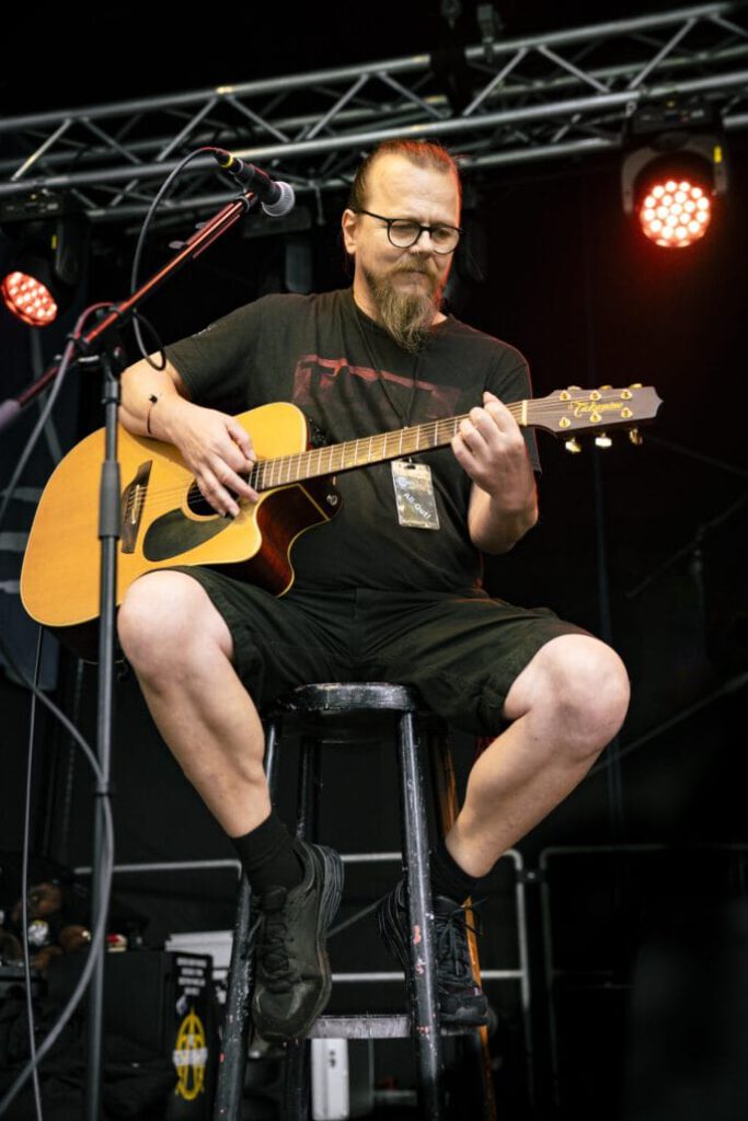 Gitarrist spielt auf Bühne während Konzert.