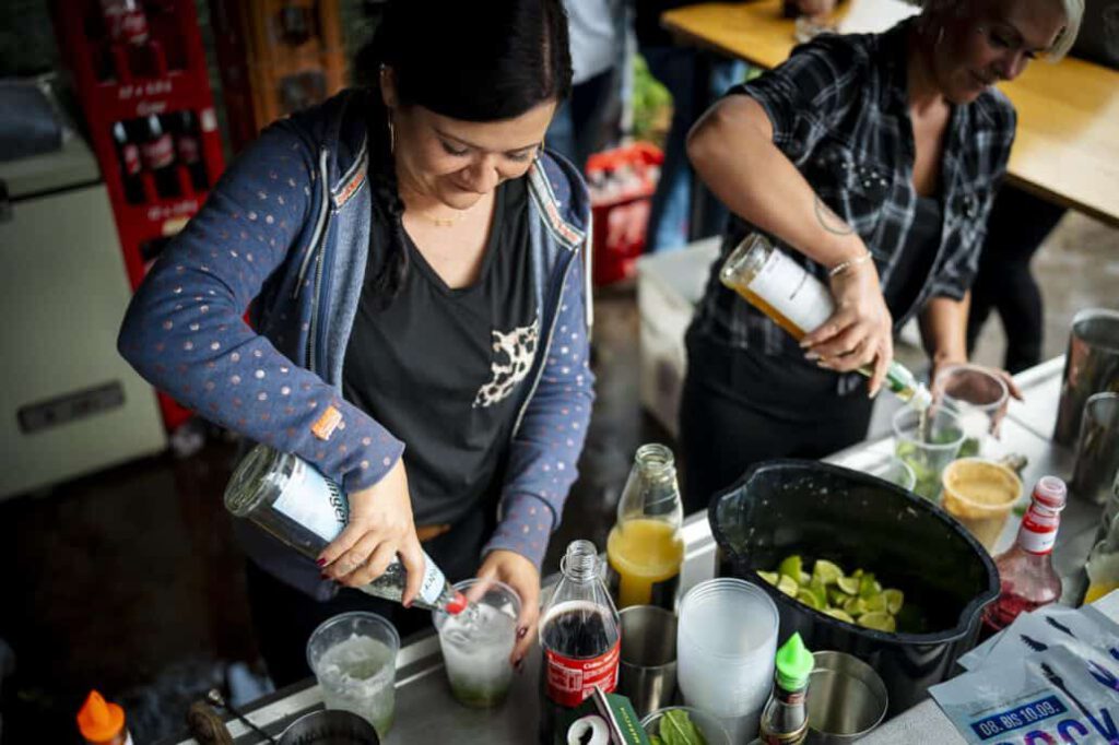 Frauen bereiten Cocktails bei einer Party vor.