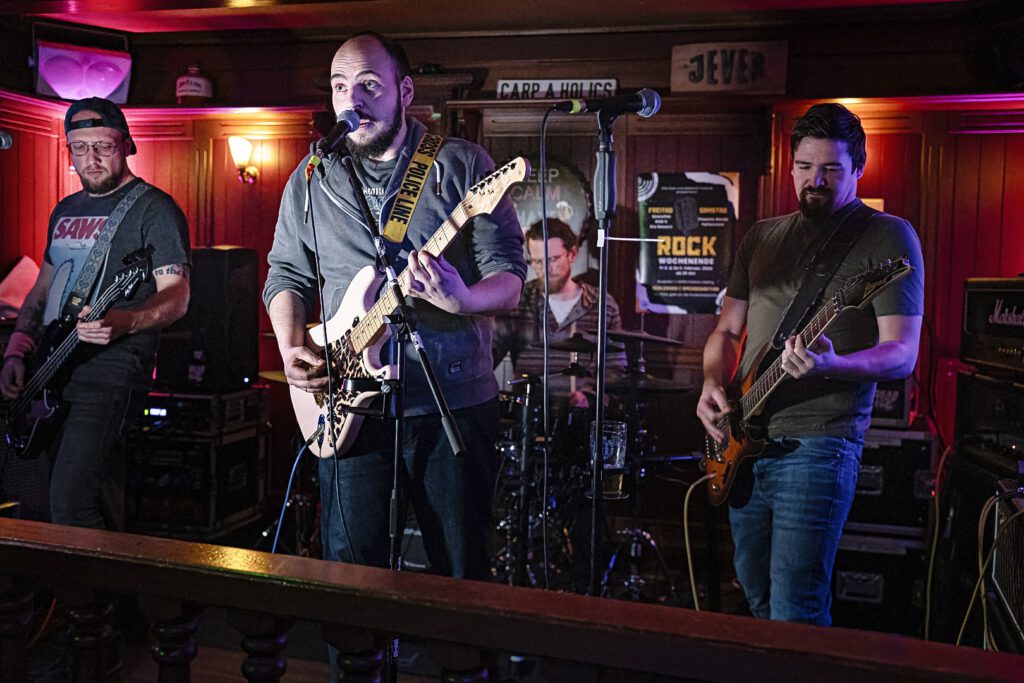 Band spielt Live-Musik in einer Bar.