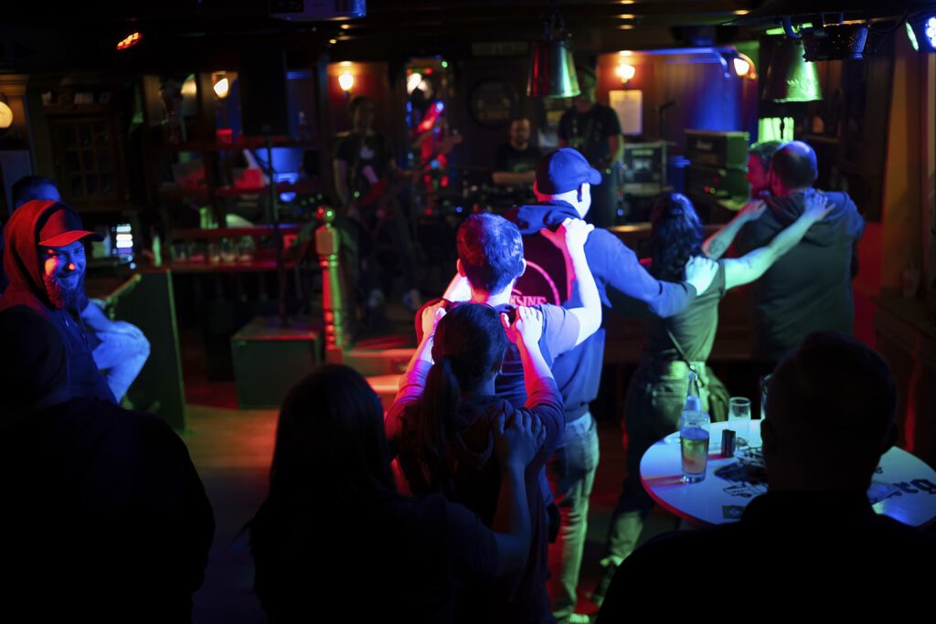 Leute tanzen und genießen Live-Musik in einer Bar.
