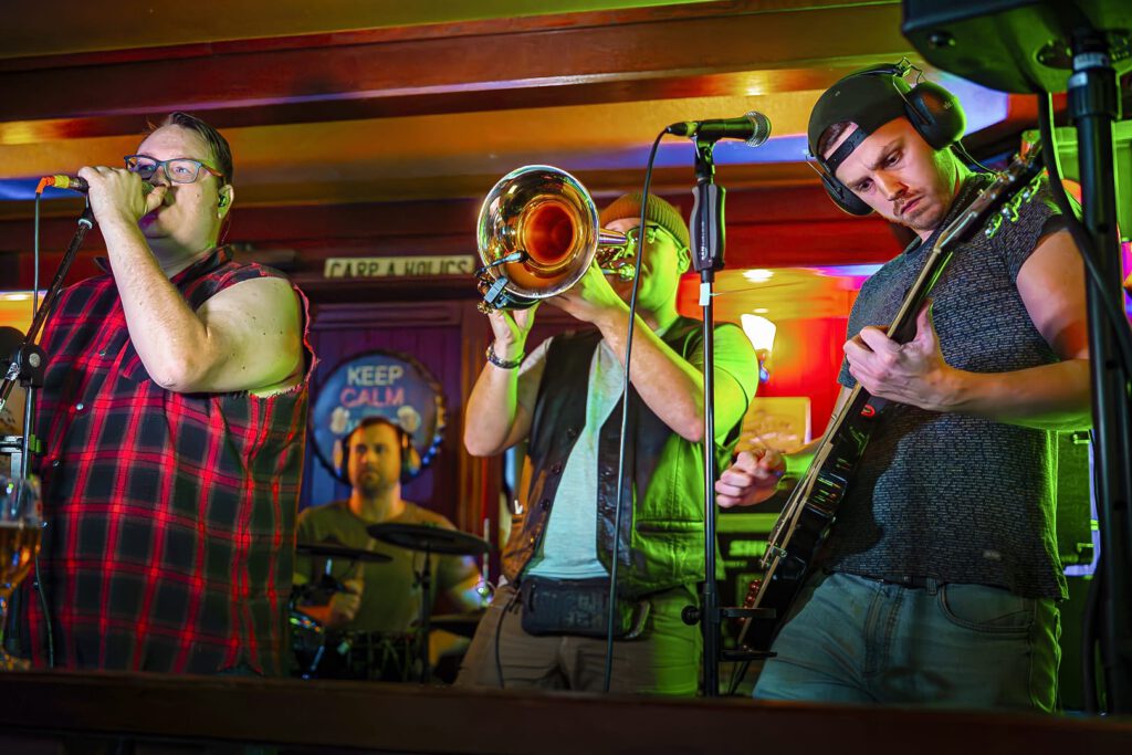 Band spielt Live-Musik in einer Bar.